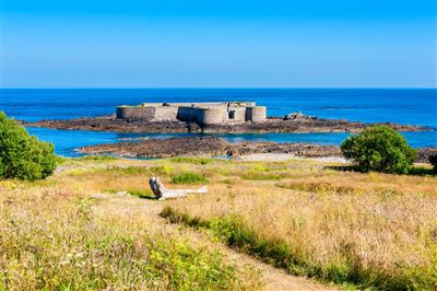 Alderney-Fort vor der Küste